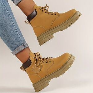Women’s Leather Platform Lug Boots Hiking Trekking Women’s Size 10 Wheat…